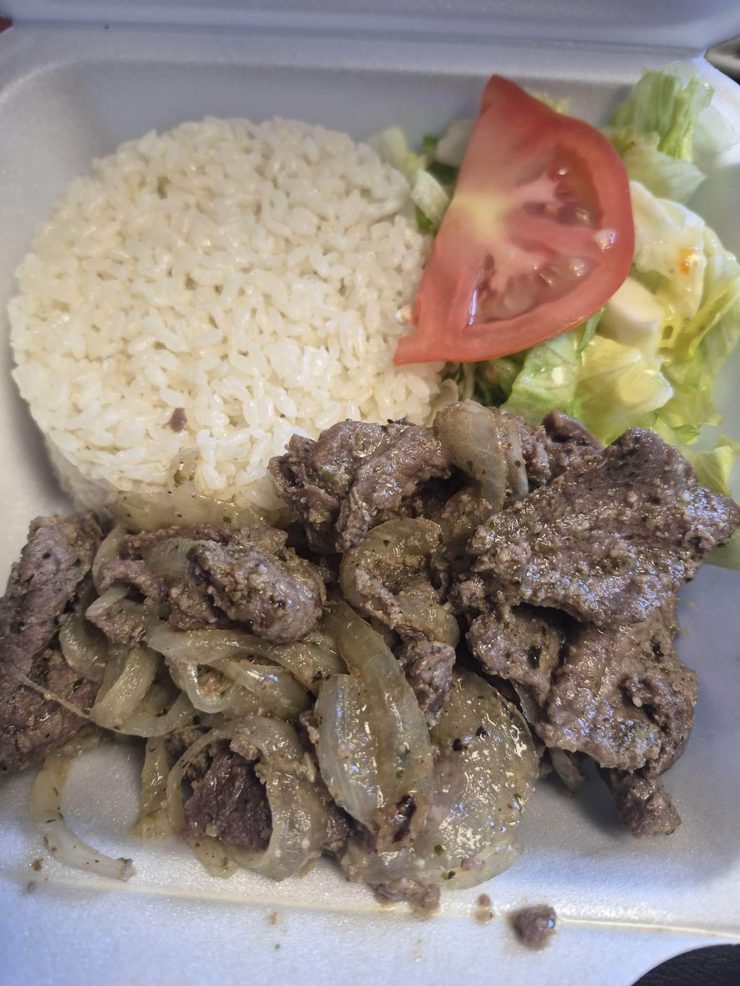 Bistec encebollado con arroz blanco y ensalada