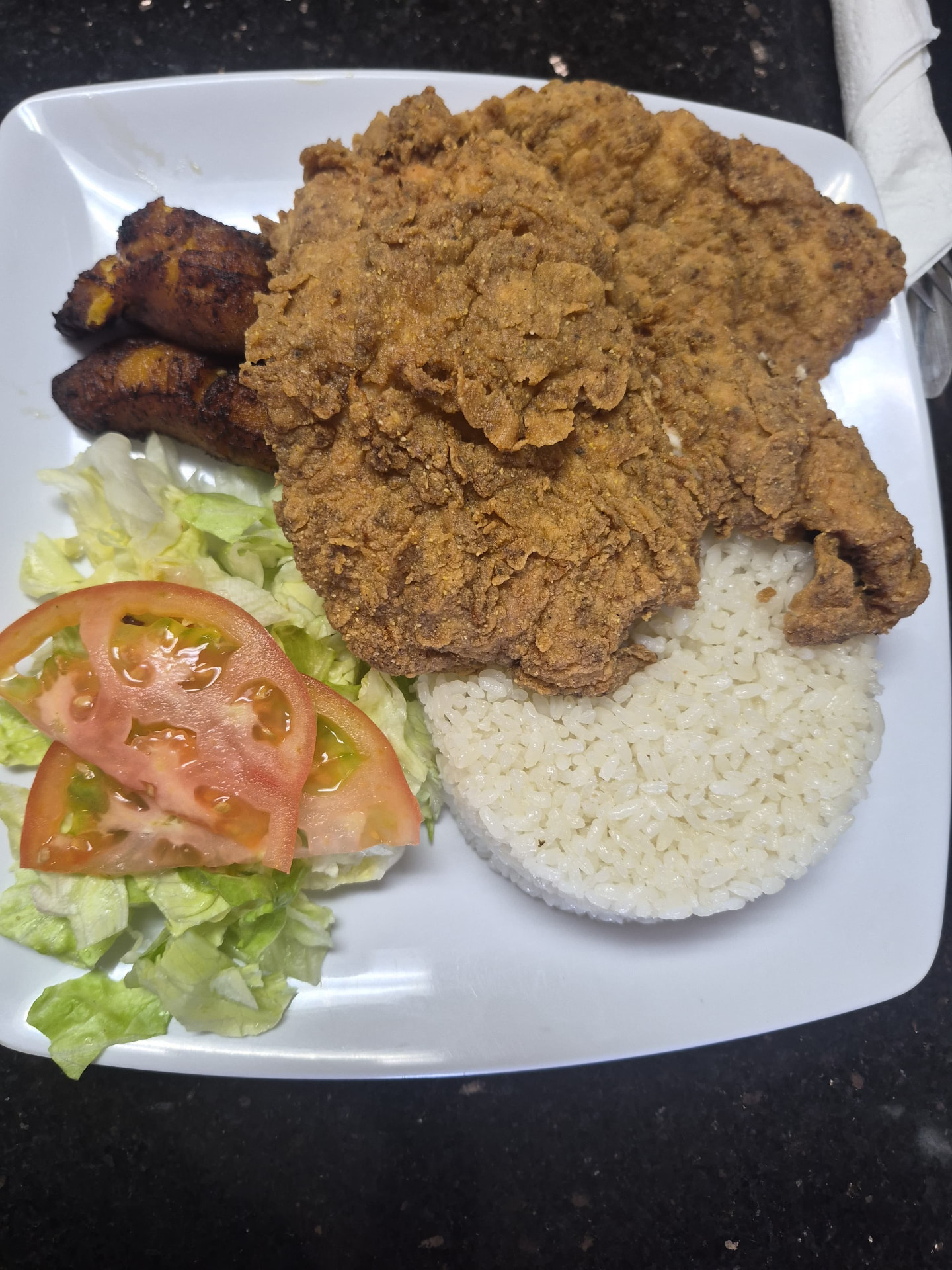 Carne frita con arroz blanco, ensalada y maduros