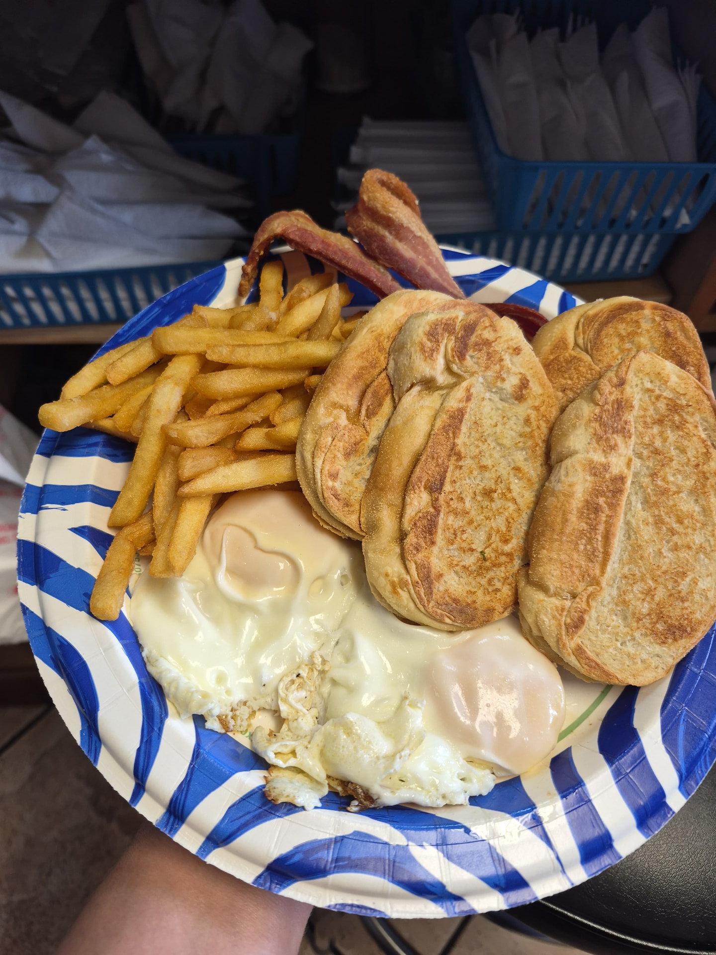 Desayuno criollo con tostadas y tocineta
