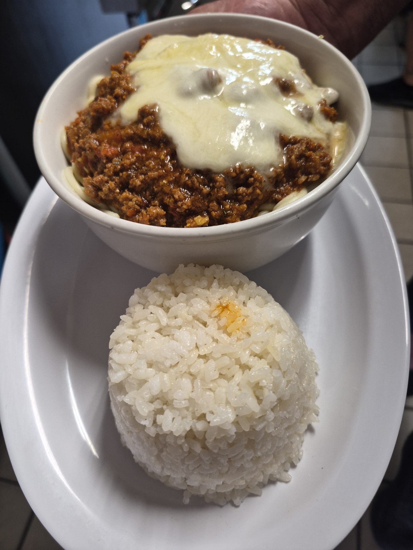 Picadillo con queso derretido y arroz blanco