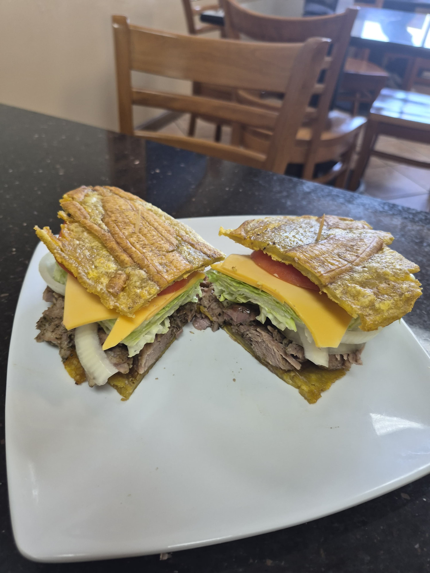 Jibaritos de bistec con queso, lechuga y tomate