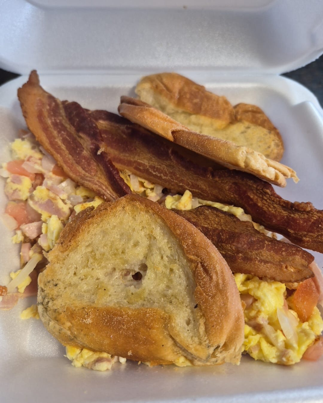 Huevos revueltos con jamón y tostadas