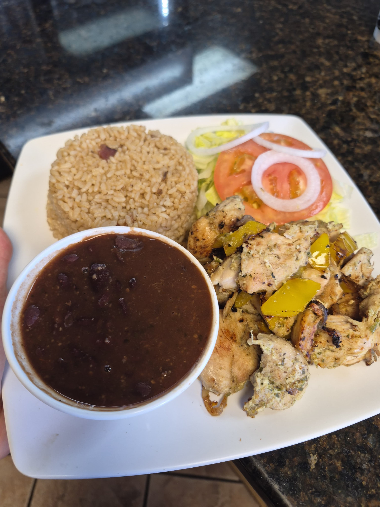 Pollo a la parrilla con arroz con gandules