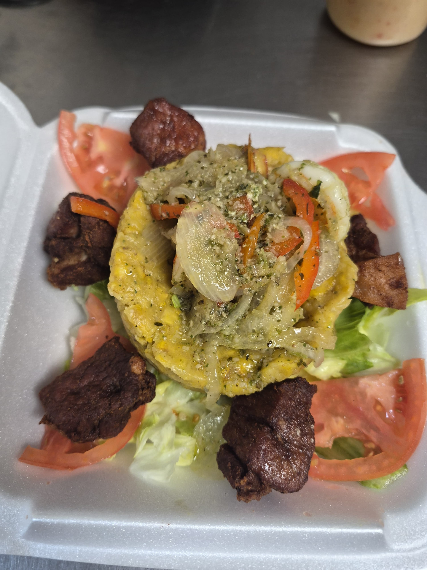 Mofongo relleno de camarones y carne frita
