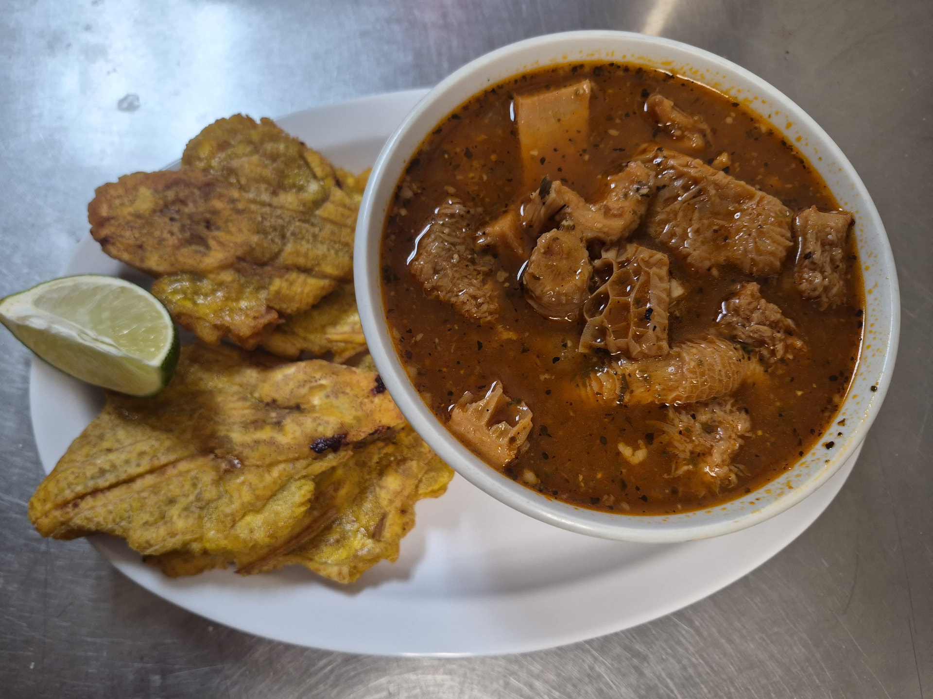 Mondongo con tostones