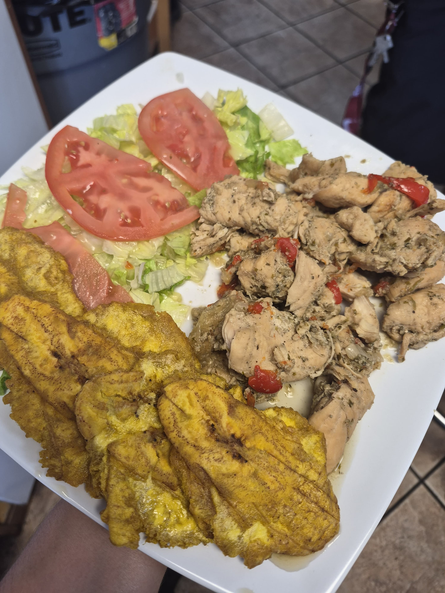 Pollo guisado con tostones y ensalada