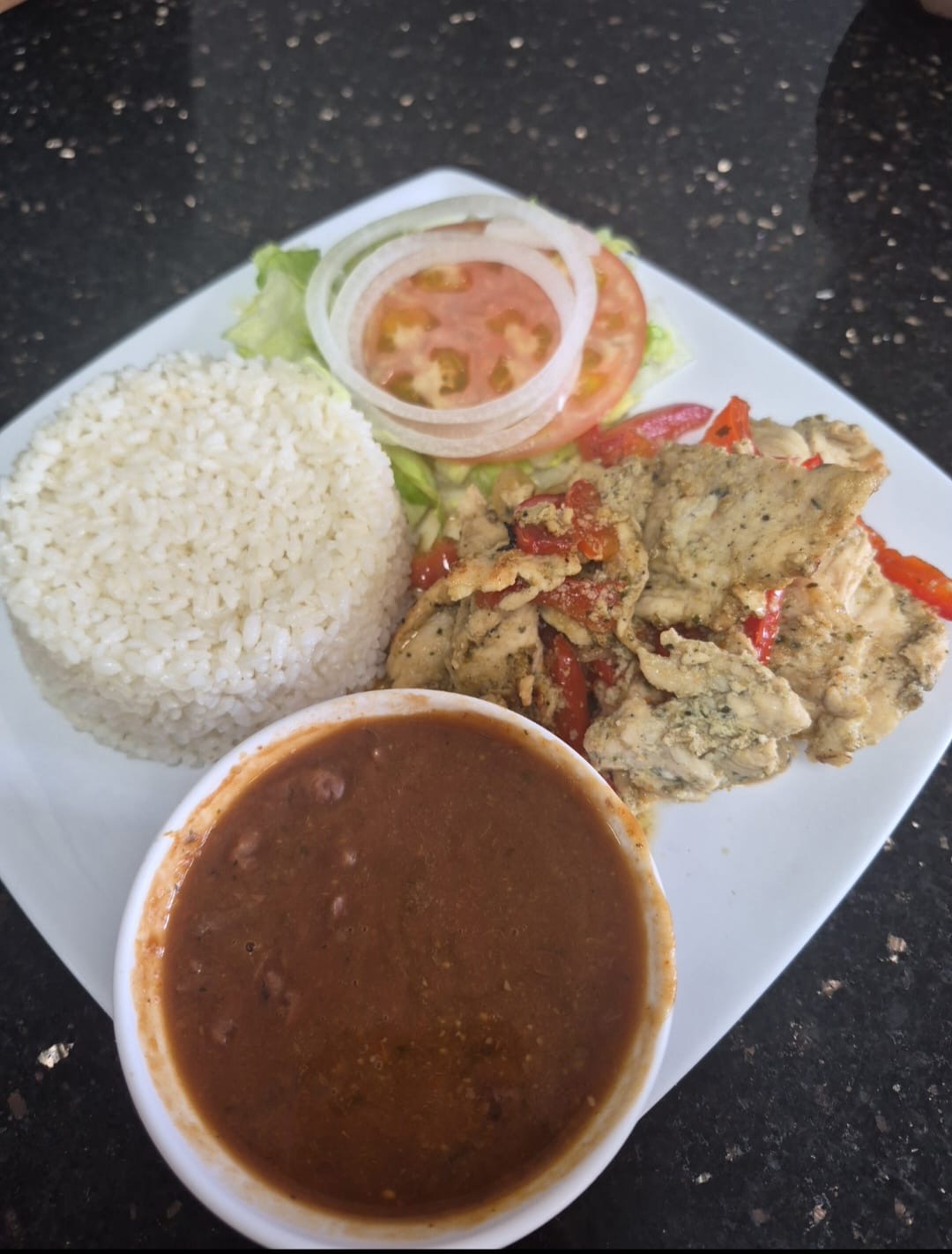 Pechuga de pollo con pimientos, arroz y habichuelas