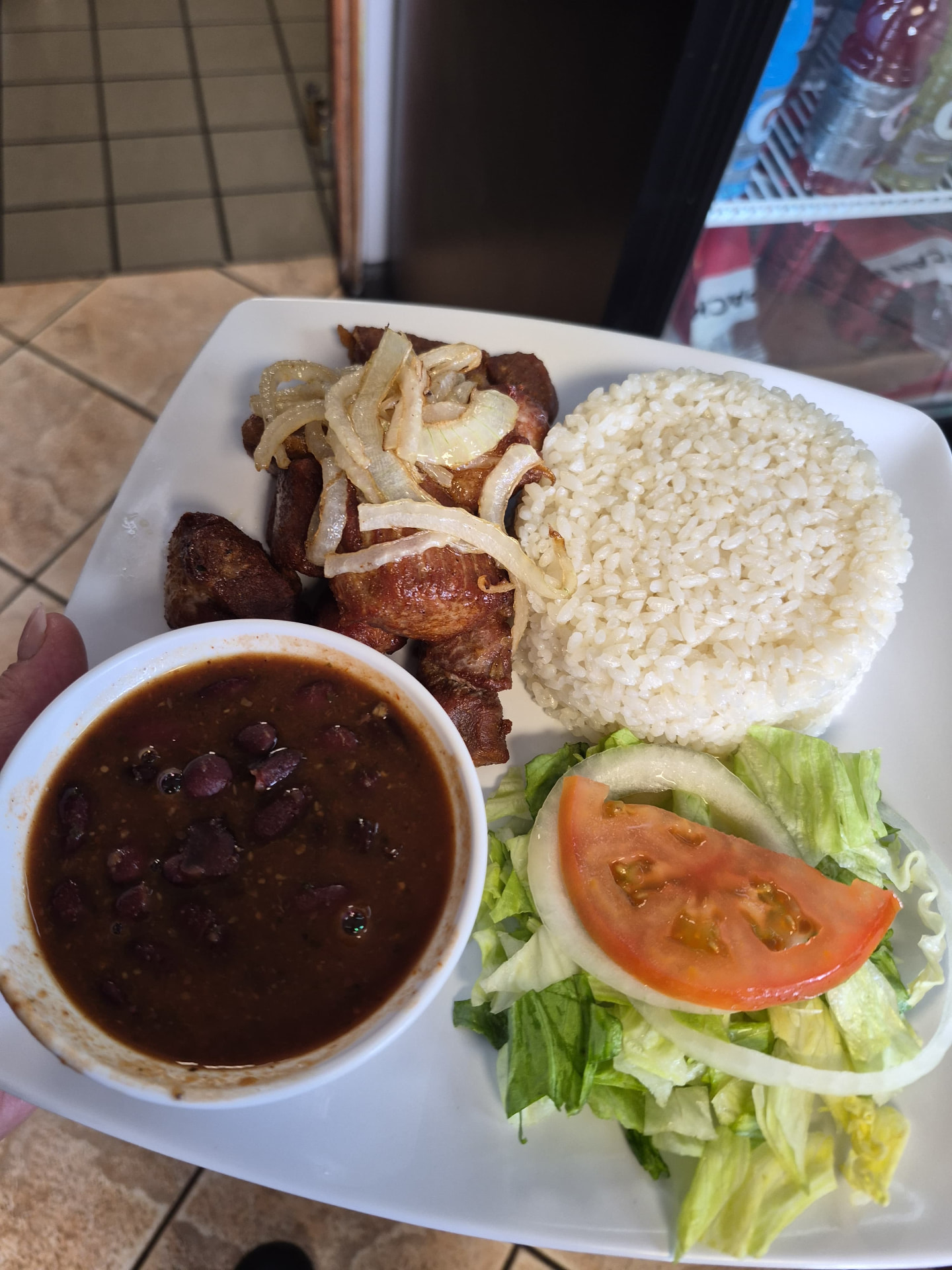 Masita de cerdo frita encebollada