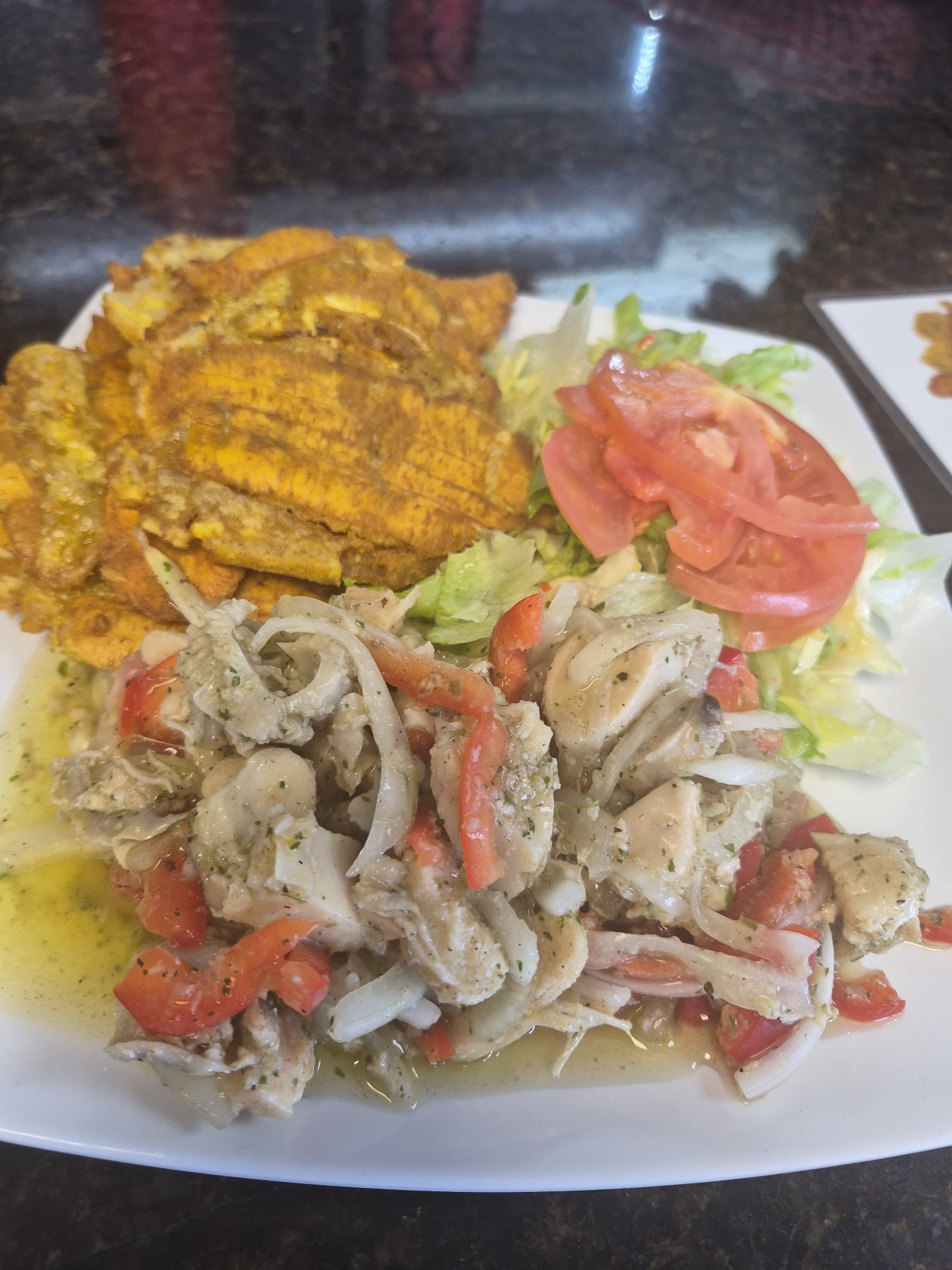Chicharrón de pollo con tostones