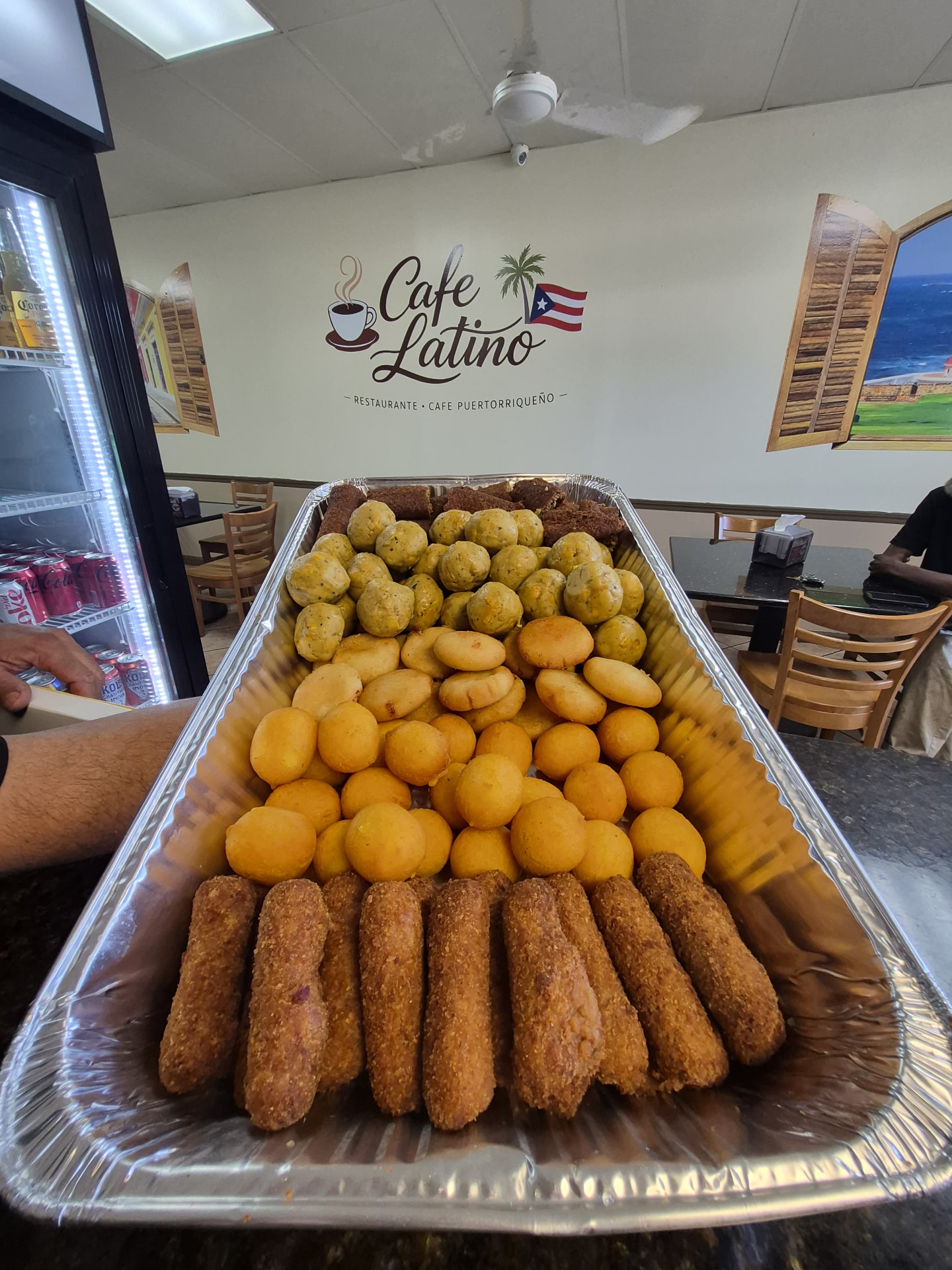 Bandeja de frituras para eventos: alcapurrias, rellenos de papa y croquetas