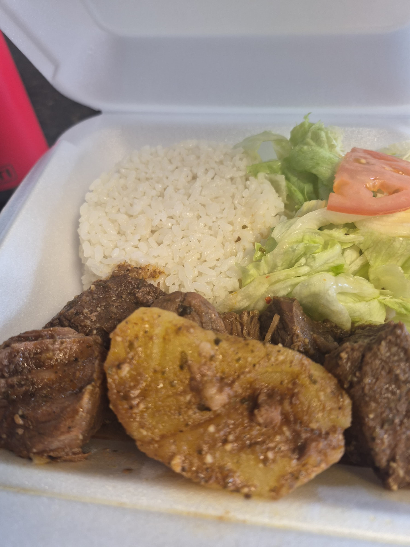 Bistec con arroz blanco, ensalada y tostón